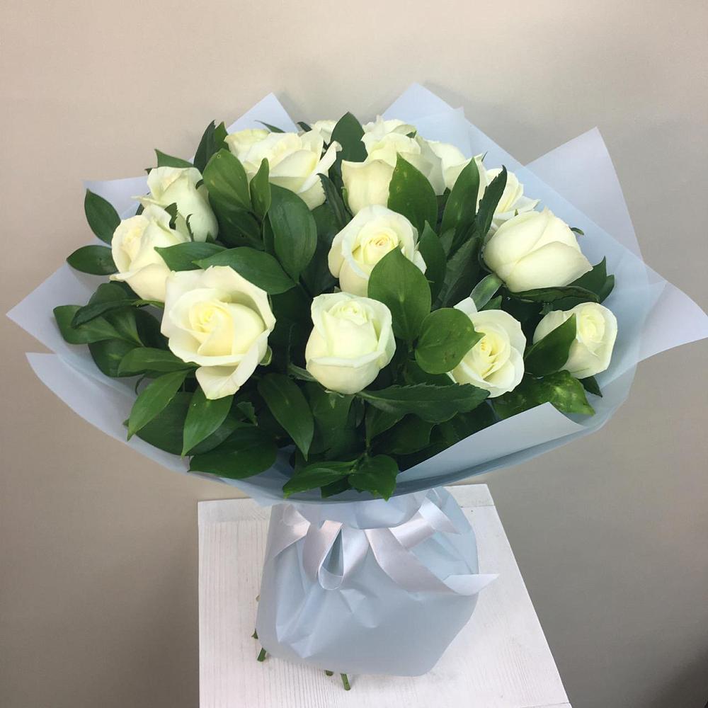 Букет 15 Белых роз Проуд в Троицком