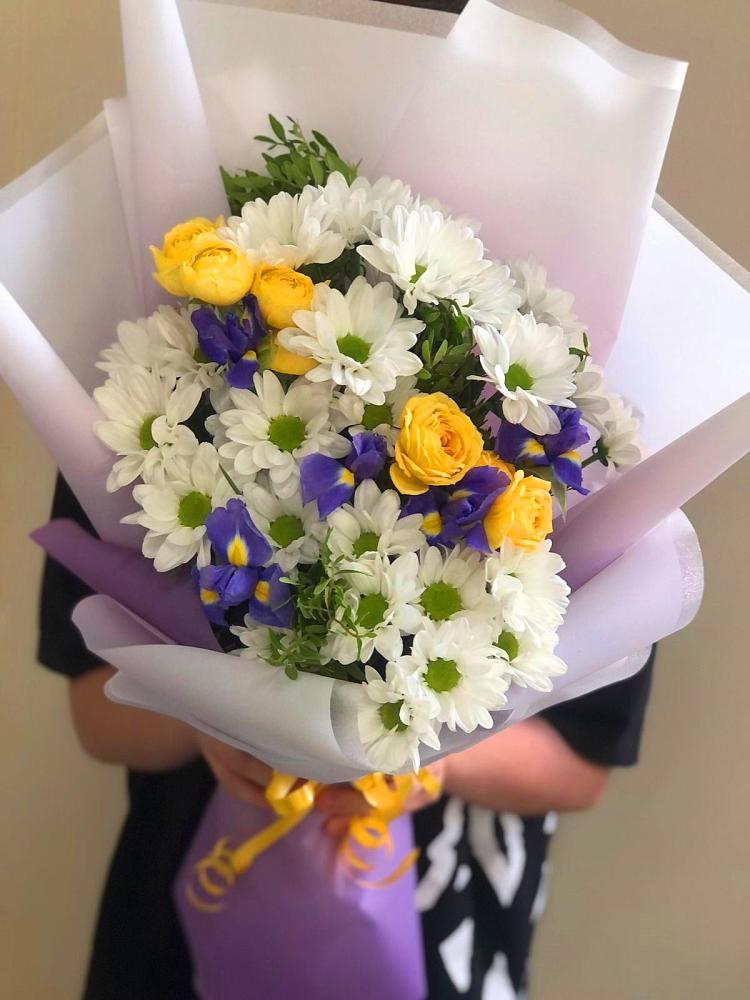 Букет цветов из: Ирисы, Хризантемы и Розы в Троицком