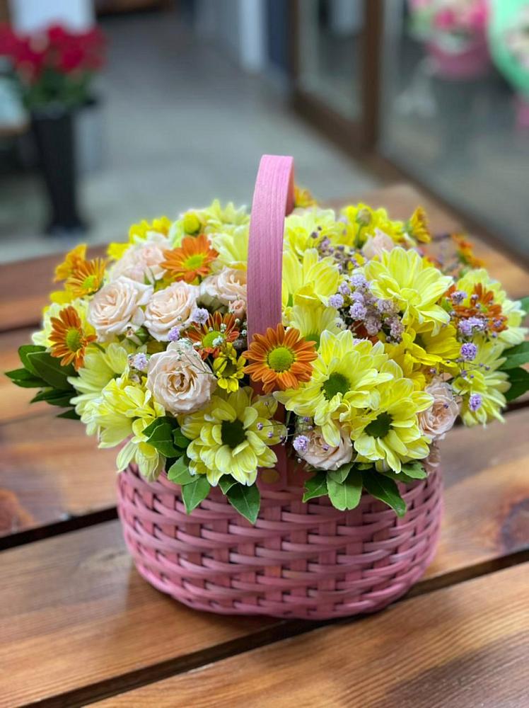 Цветочная композиция из Хризантемы и Розы в корзине в Троицком