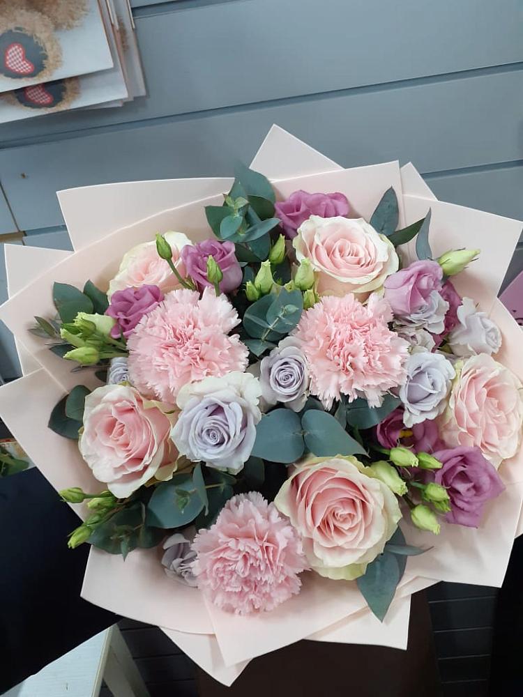 Букет цветов из: Розы, Гвоздики и Лизиантусы в Троицком