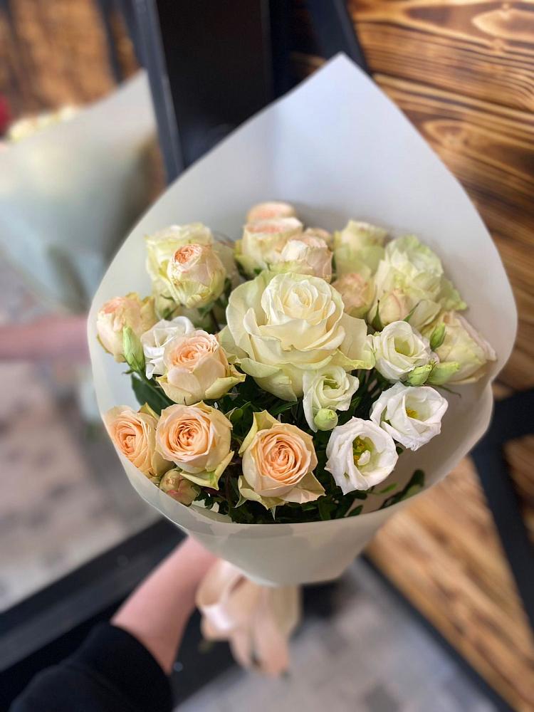 Букет цветов из: Розы и Лизиантусы в Троицком